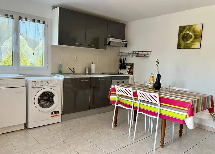 Maison T3 A Avec Terrasse Et Parking - Fr-1-495-7 *